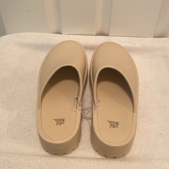 NWOT Wild Fable Tan Slip On Shoes…size 10 - Picture 2 of 6